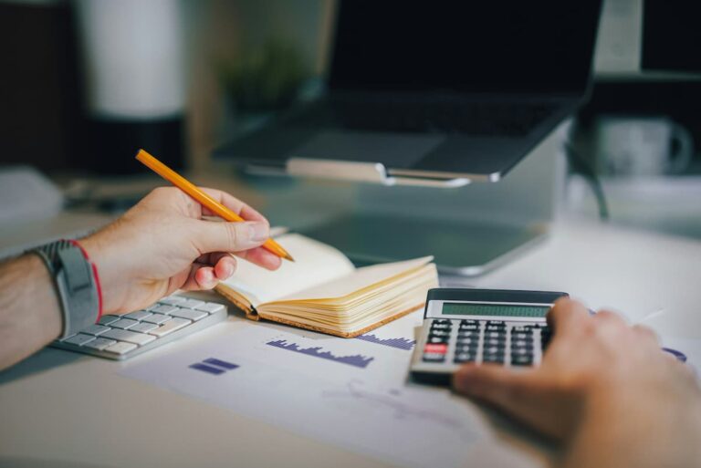 Restituição do IR 2026: como consultar, calendário dos lotes e o que fazer se o dinheiro não cair